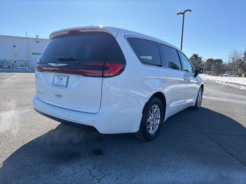 Used 2024 Chrysler Pacifica Touring-L image 9