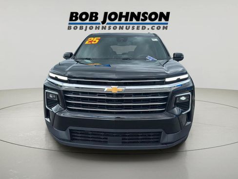 Used 2025 Chevrolet Traverse LT AWD/4WD image 3