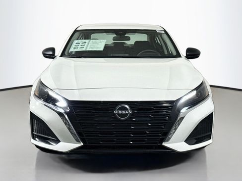Used 2025 Nissan Altima 2.5 SV FWD image 2