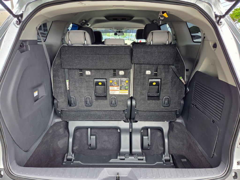 Used 2024 Toyota Sienna LE FWD image 13