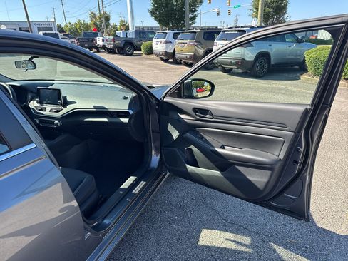 Used 2025 Nissan Altima 2.5 S FWD image 17