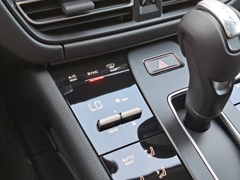 Used 2026 Porsche Macan AWD/4WD image 34