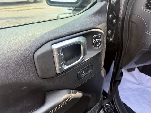 Used 2025 Jeep Wrangler Unlimited Sahara AWD/4WD image 13