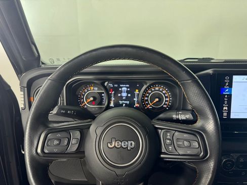 Used 2024 Jeep Gladiator Mojave w/ Technology Group AWD/4WD image 21