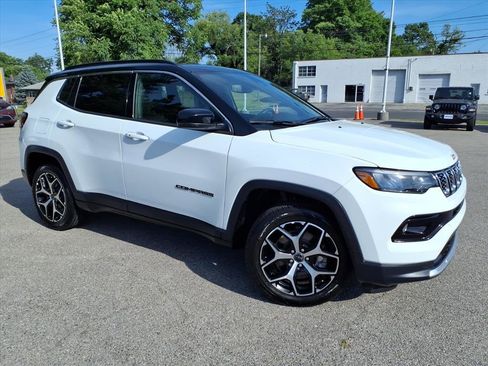 Used 2025 Jeep Compass Limited AWD/4WD image 2