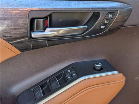 Used 2021 Toyota Highlander Platinum image 4