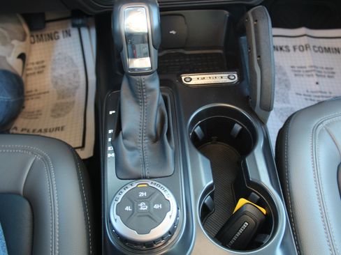 Used 2024 Ford Bronco Outer Banks image 13