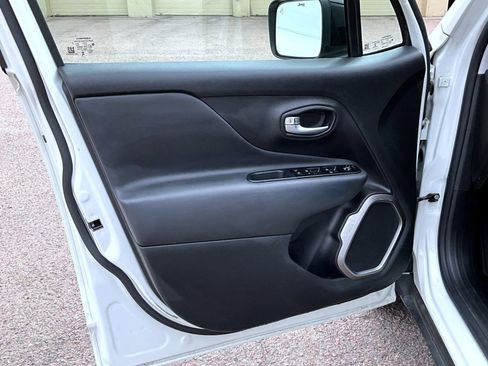 Used 2022 Jeep Renegade Limited image 10