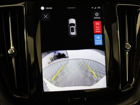 Certified 2025 Volvo XC60 B5 Core image 13