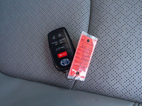 Used 2023 Toyota Sienna Limited FWD image 39