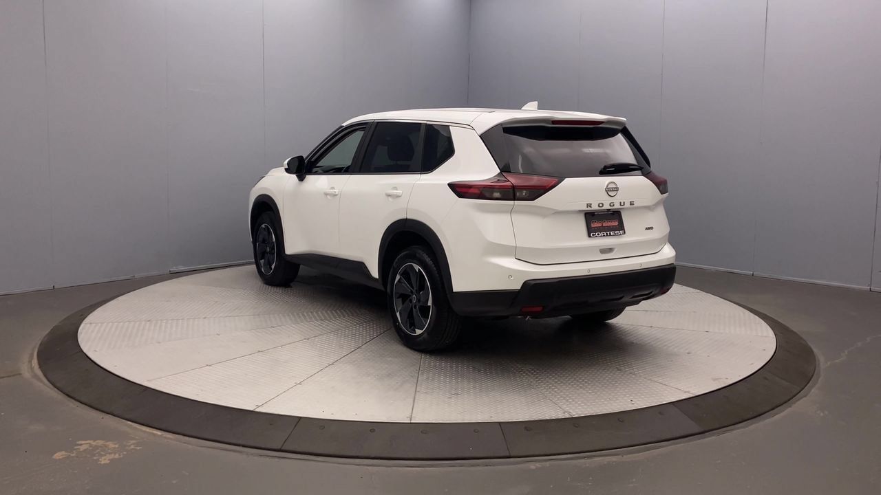 Used 2025 Nissan Rogue SV AWD/4WD image 3