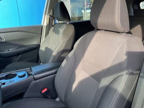 Used 2024 Nissan Rogue S image 9