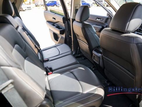 Used 2025 Nissan Pathfinder SL image 14