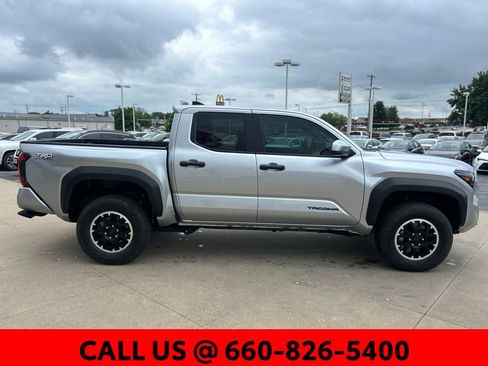 Certified 2025 Toyota Tacoma TRD Off-Road AWD/4WD image 5