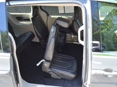 Used 2022 Chrysler Pacifica Touring-L FWD image 37