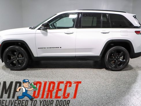 Used 2023 Jeep Grand Cherokee Altitude image 10