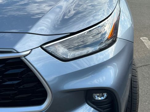 Used 2021 Toyota Highlander XLE AWD/4WD image 11