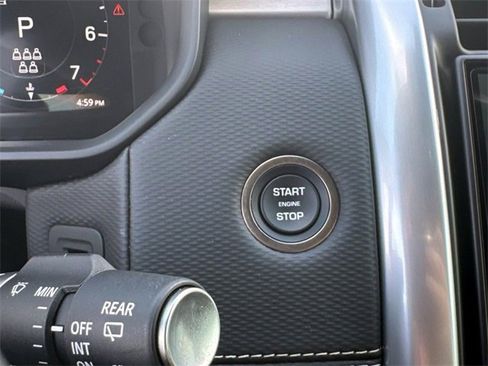 New 2024 Land Rover Discovery Dynamic SE image 25