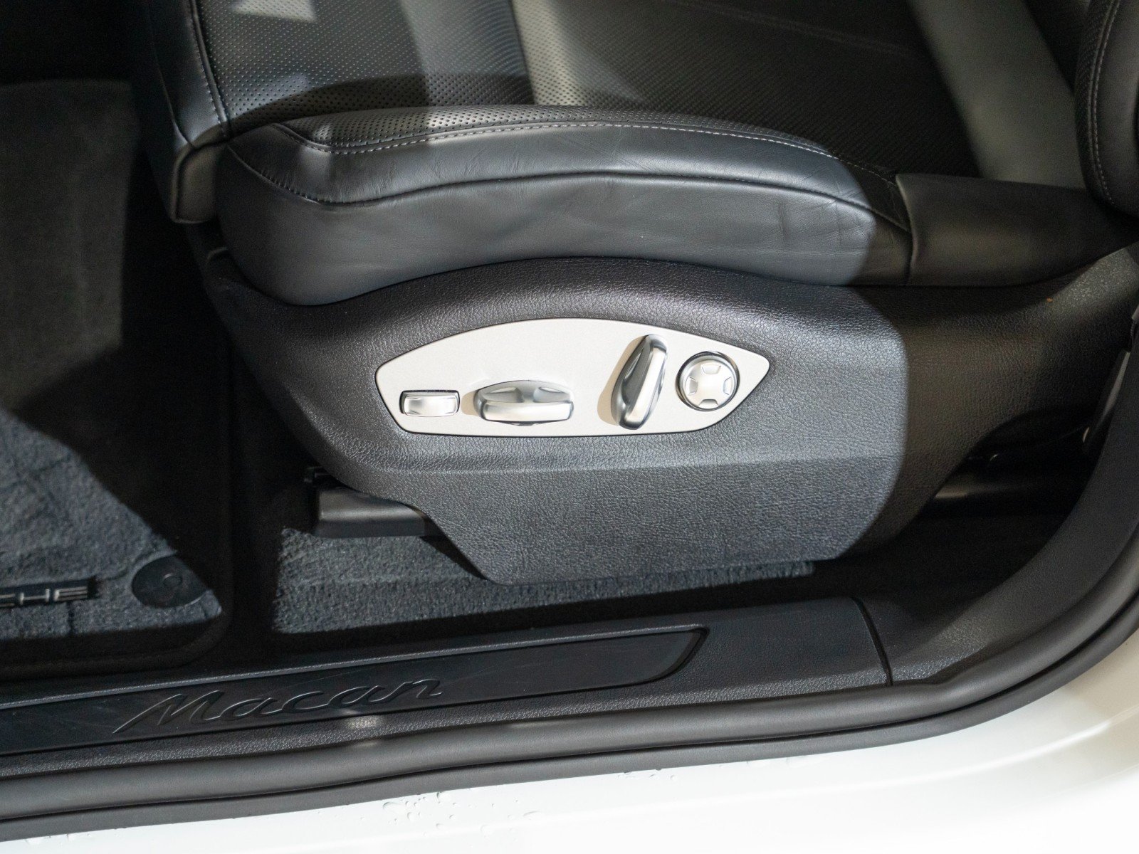 Certified 2026 Porsche Macan AWD/4WD image 13