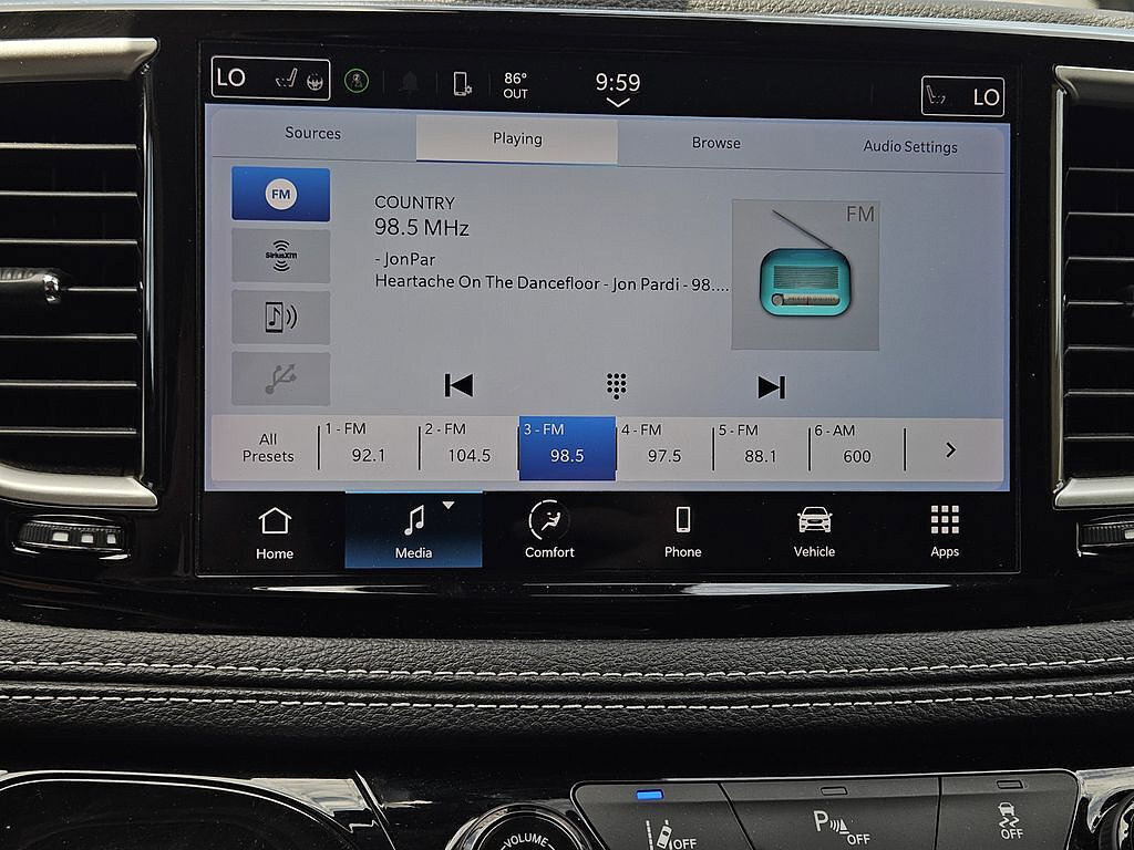Used 2023 Chrysler Pacifica Touring-L FWD image 13