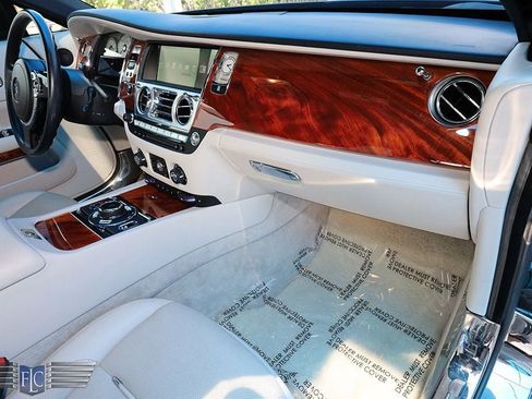 Used 2016 Rolls-Royce Dawn RWD image 23