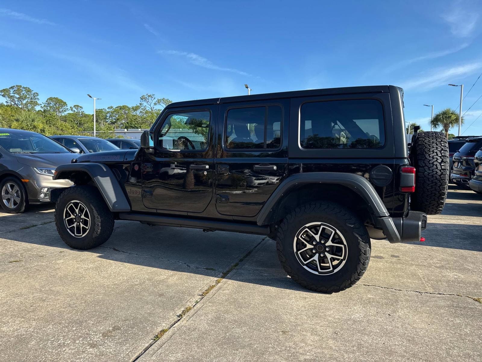 Used 2024 Jeep Wrangler Unlimited Rubicon AWD/4WD image 5
