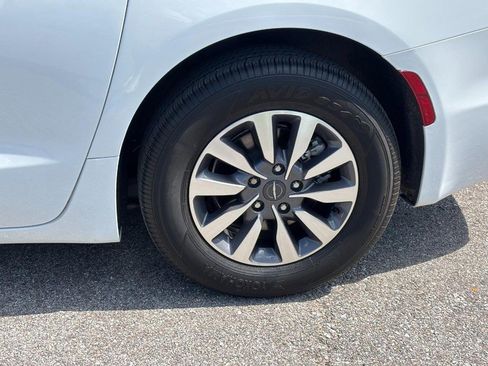 Used 2024 Chrysler Pacifica Limited FWD image 10