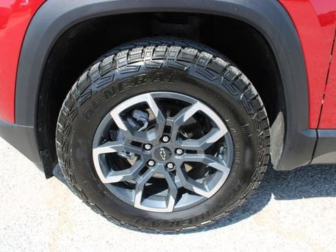 Used 2025 Chevrolet Equinox ACTIV w/ Safety and Technology Package FWD image 11