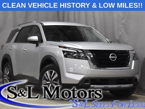 Used 2025 Nissan Pathfinder SL image 1