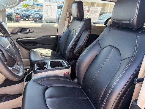 Used 2024 Chrysler Pacifica Touring-L FWD image 16
