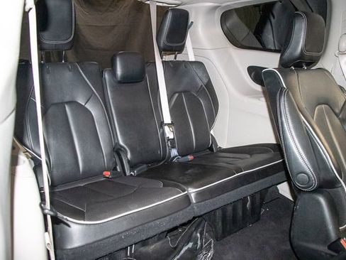 Used 2023 Chrysler Pacifica Limited FWD image 19