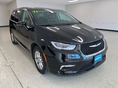 Used 2024 Chrysler Pacifica Touring-L FWD image 4