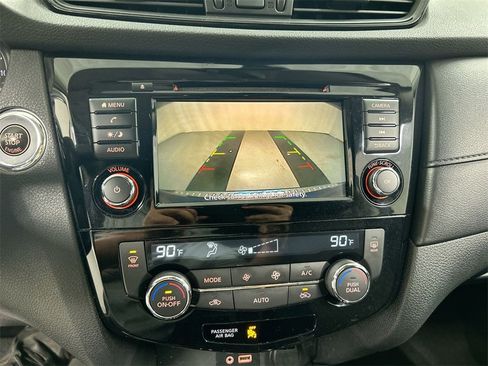 Used 2019 Nissan Rogue SV image 15