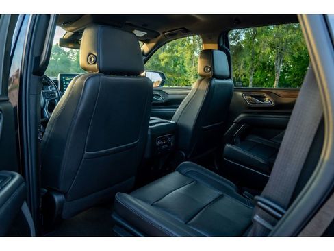 Used 2022 Chevrolet Tahoe Z71 w/ Luxury Package AWD/4WD image 12