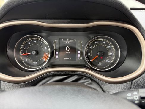Used 2015 Jeep Cherokee Latitude w/ Cold Weather Group AWD/4WD image 37