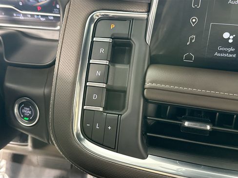 Used 2024 GMC Yukon SLT w/ SLT Luxury Package image 16