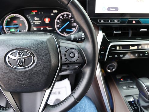 Certified 2024 Toyota Venza XLE image 18