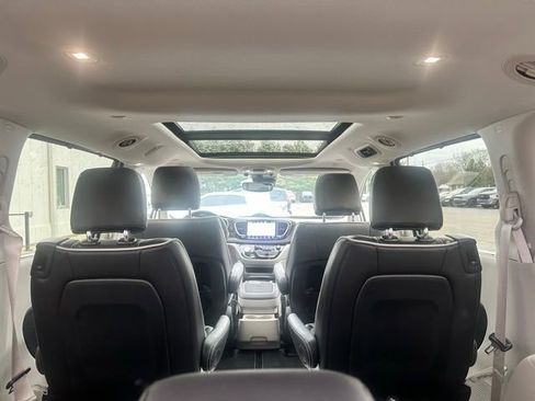 Used 2024 Chrysler Pacifica Limited image 7