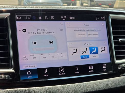 Used 2023 Chrysler Pacifica Touring-L FWD image 23