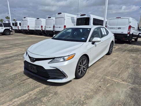 Used 2021 Toyota Camry XLE image 1