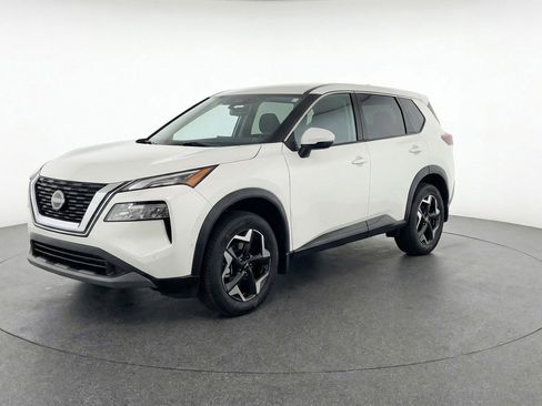 Used 2025 Nissan Rogue SV image 3
