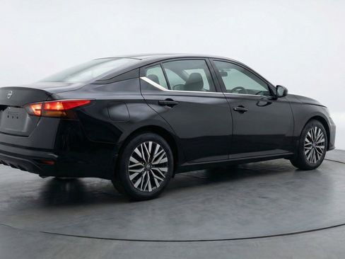 Used 2025 Nissan Altima 2.5 SV image 9