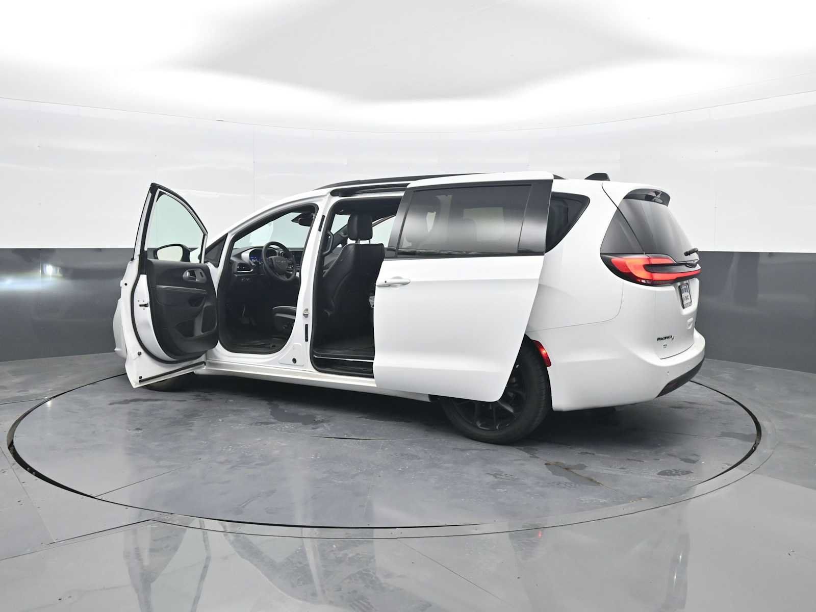 Used 2025 Chrysler Pacifica Limited FWD image 49