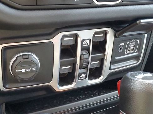 Used 2024 Jeep Wrangler Unlimited Sahara AWD/4WD image 17