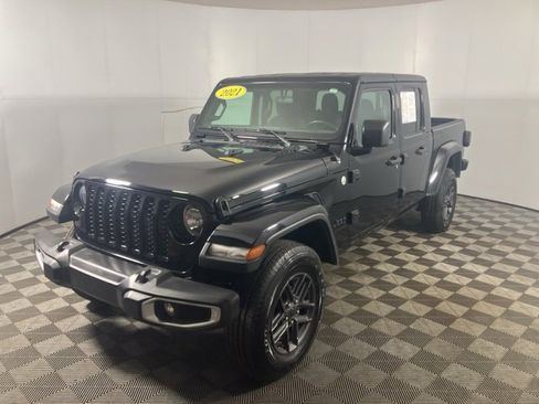 Used 2021 Jeep Gladiator Sport image 2