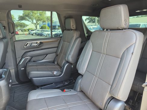 Used 2025 Chevrolet Tahoe High Country AWD/4WD image 23