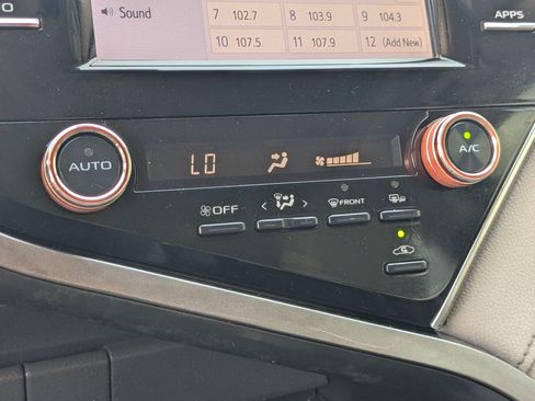 Used 2018 Toyota Camry SE w/ Moonroof Package FWD image 24