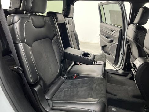 Used 2024 Jeep Grand Cherokee L Laredo image 18