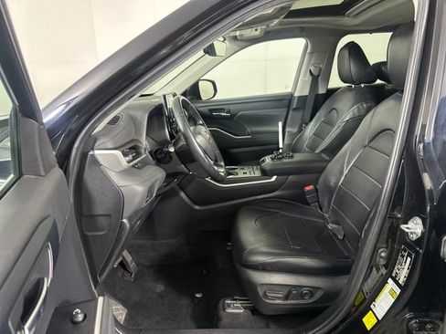 Used 2022 Toyota Highlander XLE image 11