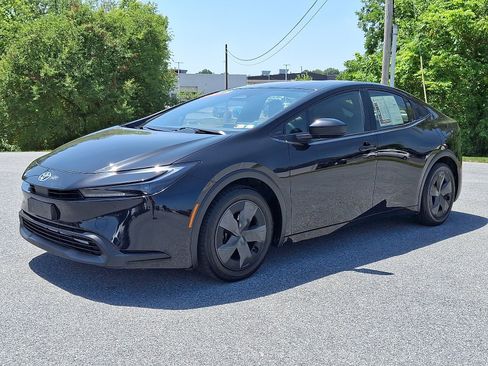 Used 2025 Toyota Prius LE FWD image 3